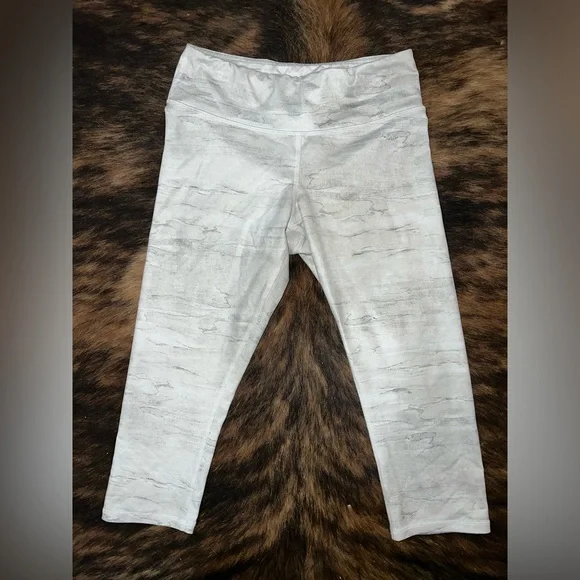 ALO Yoga Sequoia Capri Leggings Size Small - Picture 2 of 5